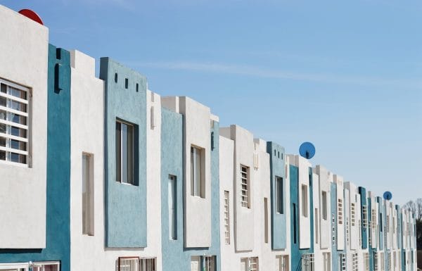 Edificios residenciales representando comunidades en Málaga para limpieza profesional