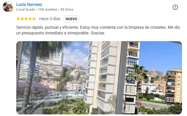 Cliente satisfecho tras servicio de limpieza de cristales